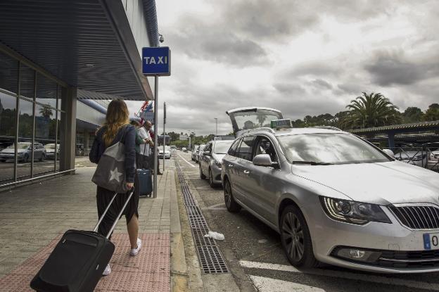 Camargo estudiará la viabilidad de dar prioridad a sus taxistas en el aeropuerto