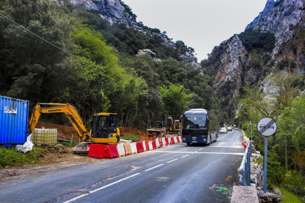 Las obras del Desfiladero de la Hermida se reanudarán tras la Fiesta del Orujo