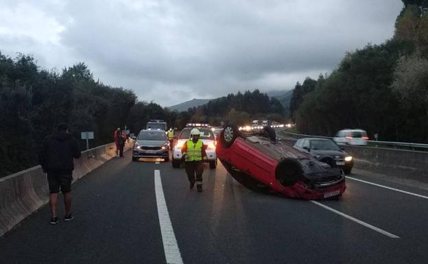 Herido leve tras volcar con su coche en la A-8 en Liendo