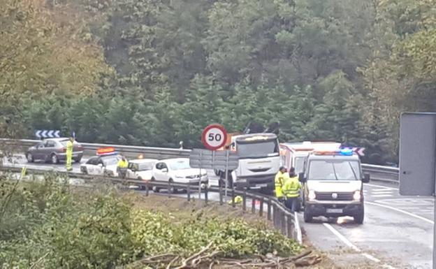 Herido muy grave un vecino de Torrelavega al ser arrollado por un camión en Asturias