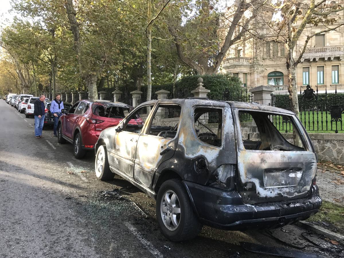 La noche de Halloween termina con un coche calcinado en El Sardinero