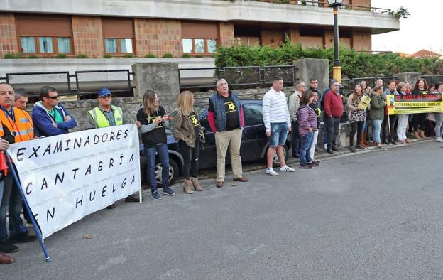 El paro de examinadores deja pérdidas y despidos en las autoescuelas