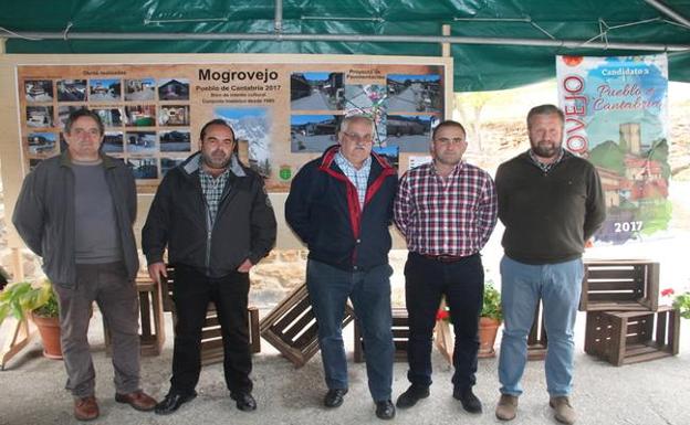 Autoridades, colaboradores y vecinos de Mogrovejo celebran la concesión del premio 'Pueblo de Cantabria 2017'