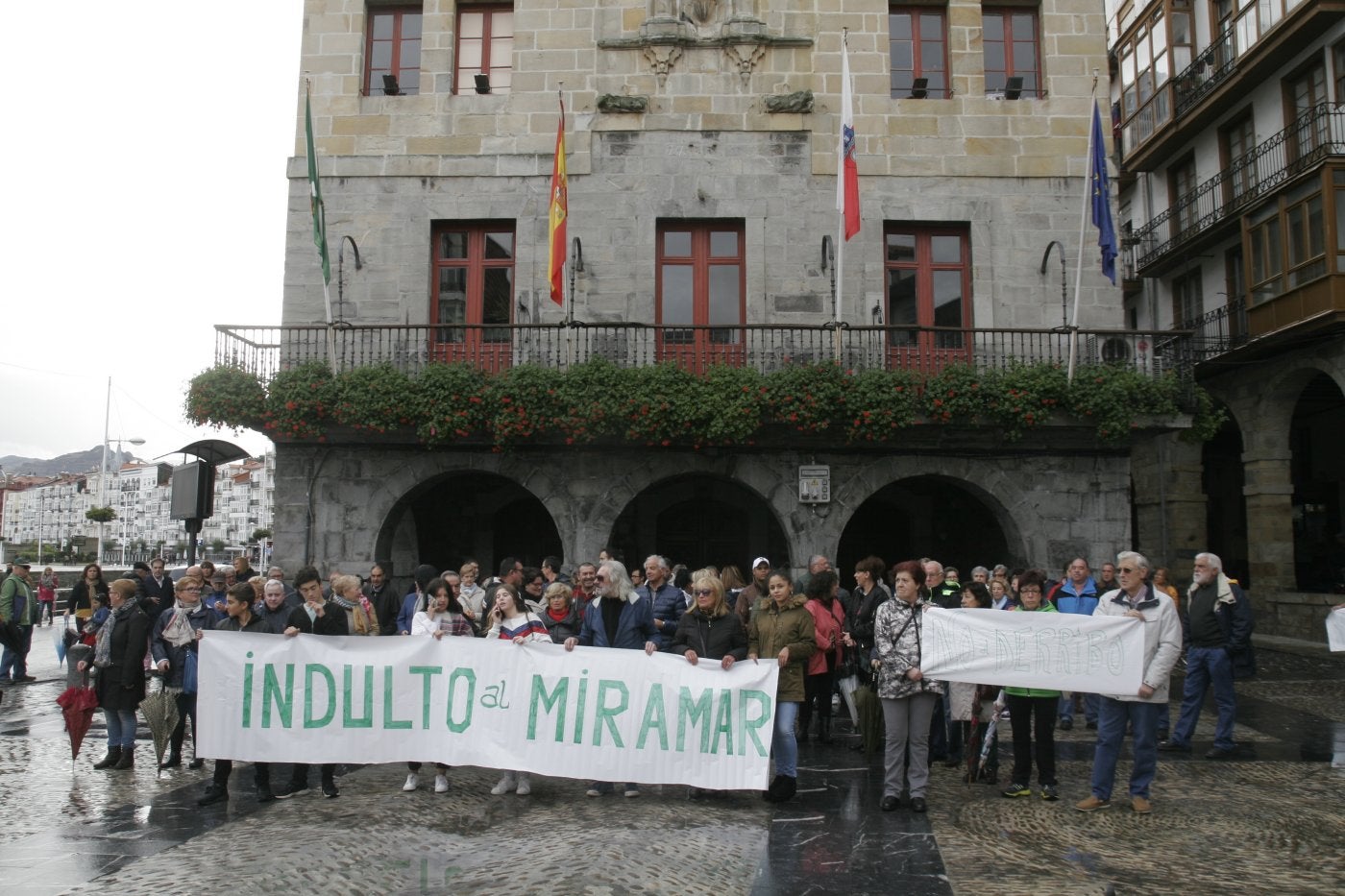 Concentración contra el derribo del hotel Miramar de Castro Urdiales