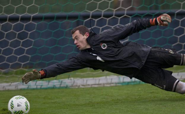 El portero Raúl Domínguez se rompe dos dedos en el entrenamiento