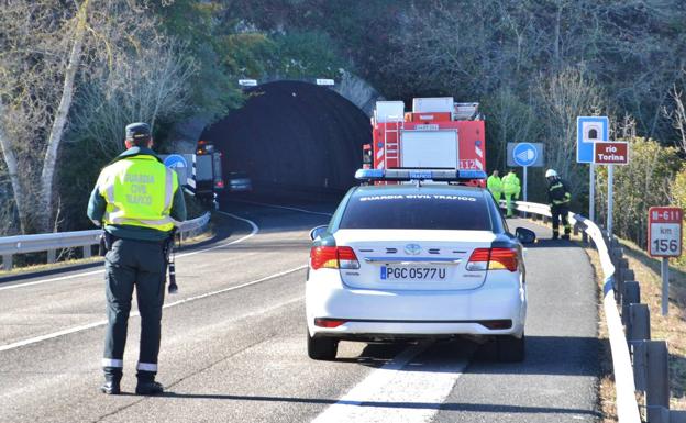 Un simulacro de accidente corta el túnel de Bárcena durante dos horas y media