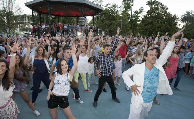 Apréndete la coreografía y 'salta conmigo, amigo salta'