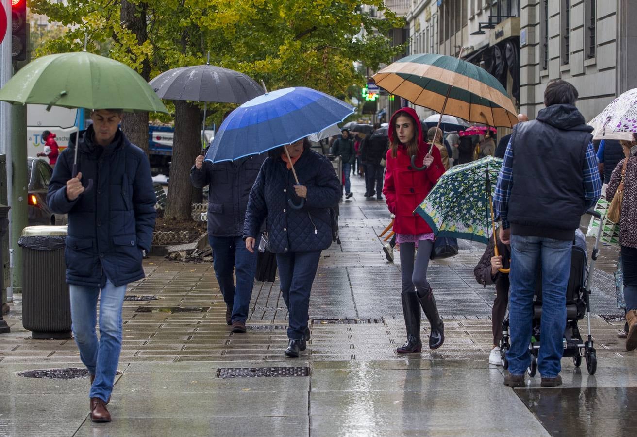 Llueve sin parar en Santander y los paraguas toman las calles