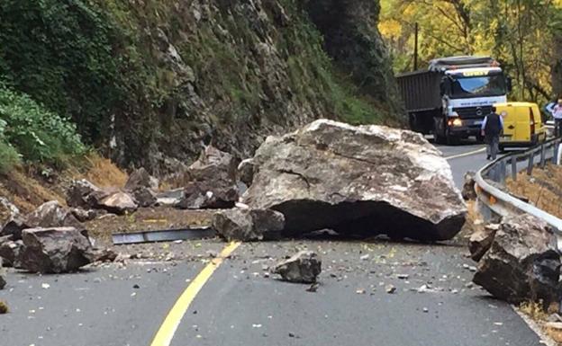 Un desprendimiento de rocas bloquea el Desfiladero de la Hermida
