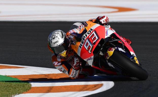 Márquez pasa la presión a Dovizioso en otro día con caída