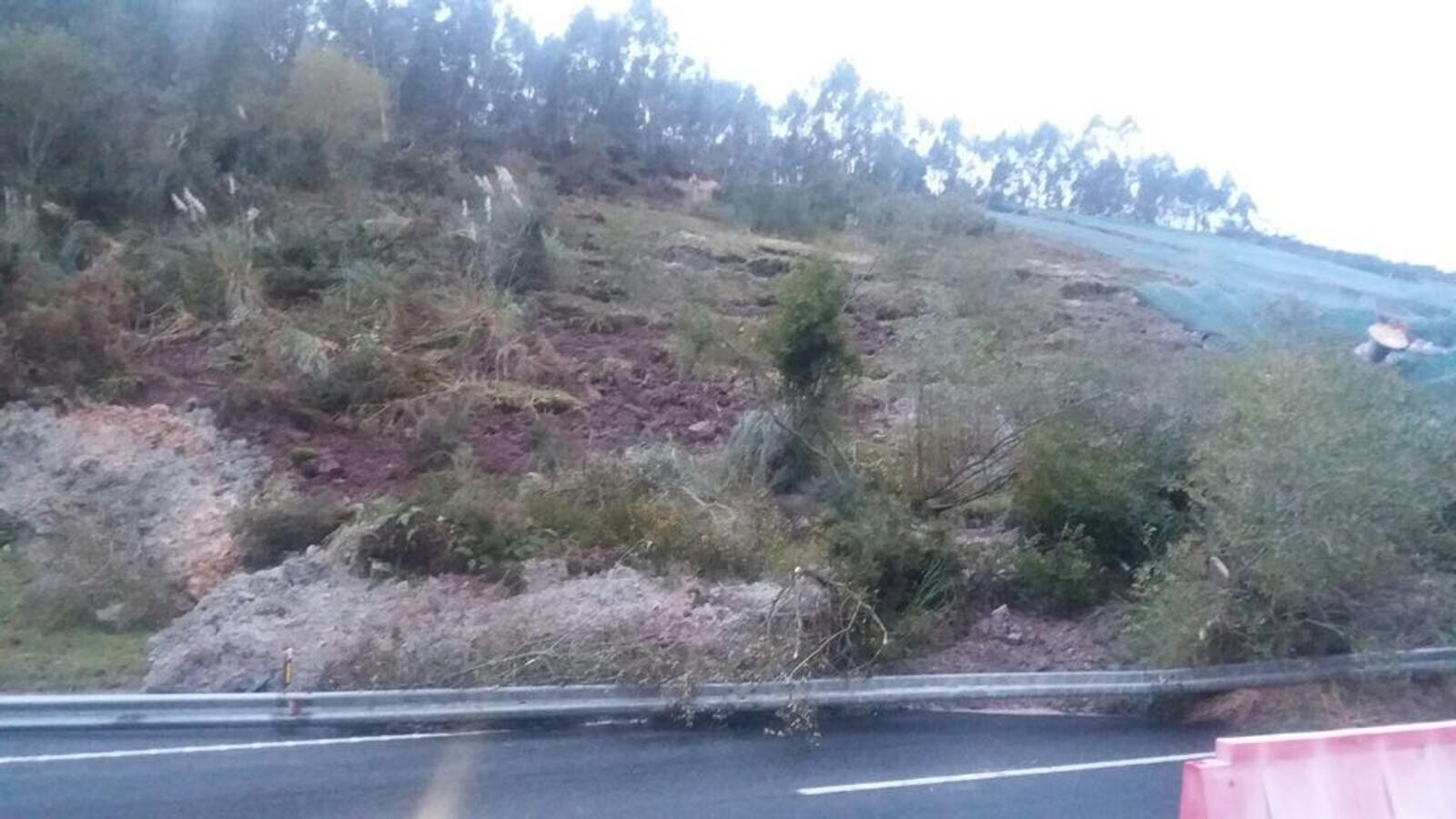 Un argayo de 80 metros de ancho corta la A-8 a la altura de Valdáliga