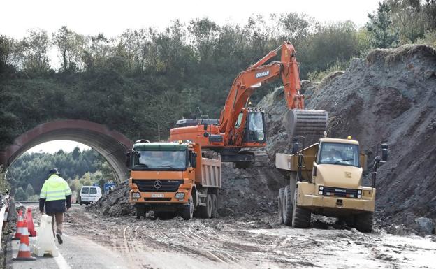 Los efectos del argayo y la intensa lluvia impiden reabrir la A-8 en Caviedes