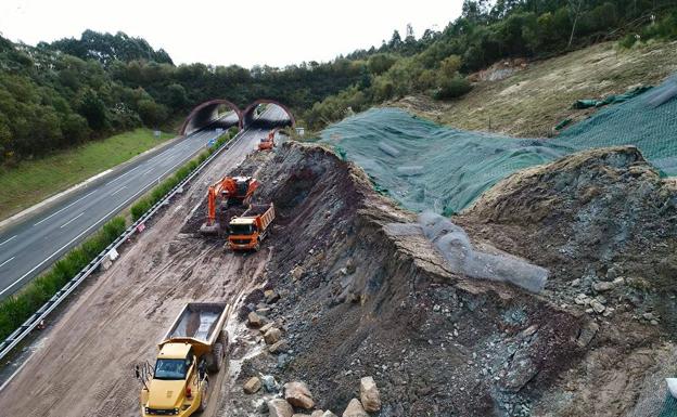 Vídeo aéreo del enorme argayo que ha cortado la A-8 en Caviedes