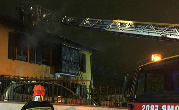 Intoxicada por humo la dueña de una casa de Peñacastillo tras un incendio que quemó tres habitaciones