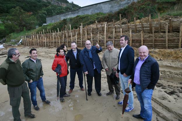 Troncos de eucalipto para reforzar el cementerio