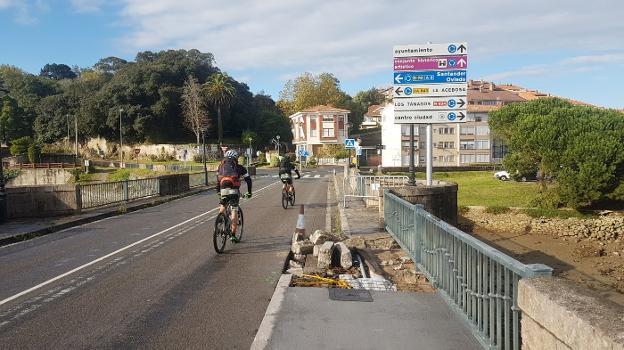 El puente de La Maza amplia la acera para el disfrute de los peatones