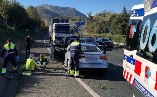 Un hombre herido en un accidente en la autovía a la altura de Solares