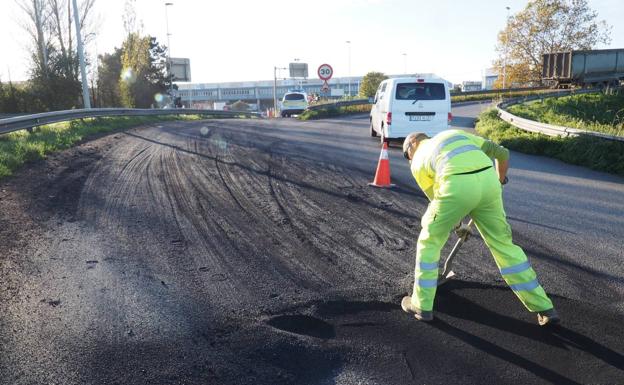 La caída de la carga de un camión causa varios accidentes en la Ciudad del Transportista