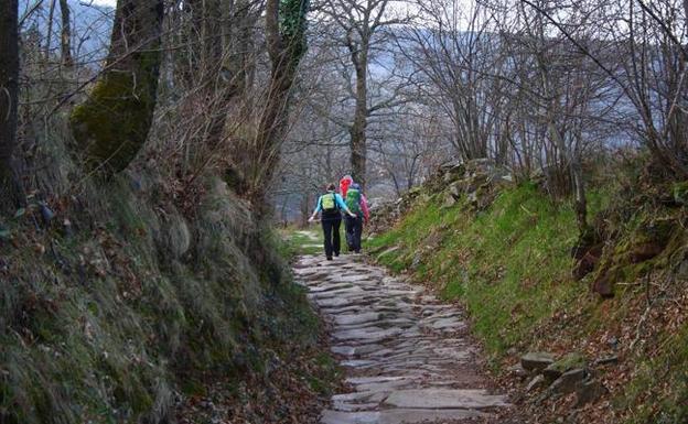 Los vecinos de Bárcena quieren que los presupuestos locales potejan la calzada romana