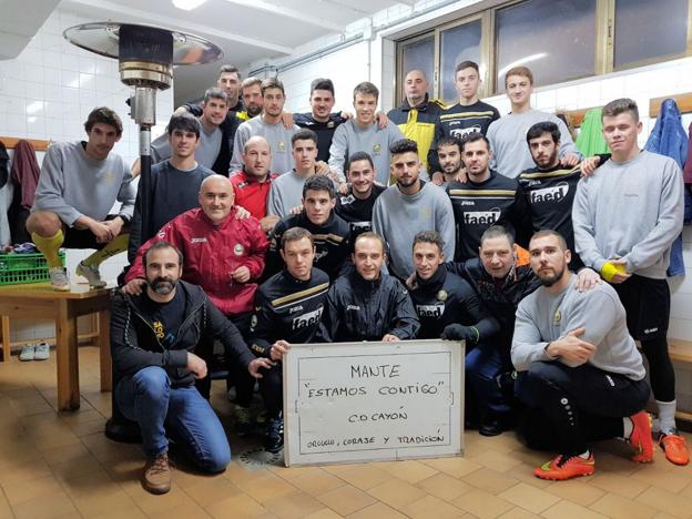 La plantilla del Cayón se solidariza con su entrenador
