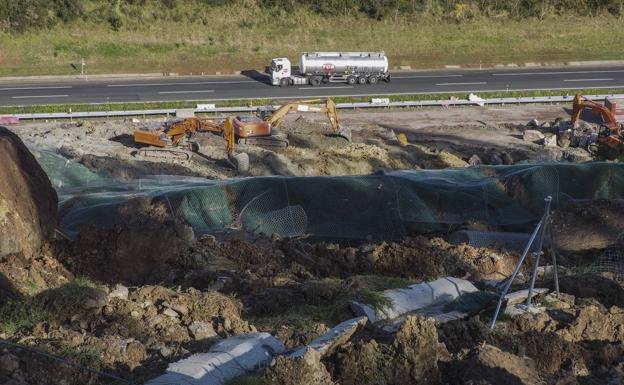 Fomento acelera los trabajos en el argayo de Caviedes para abrir hoy un carril de la A-8