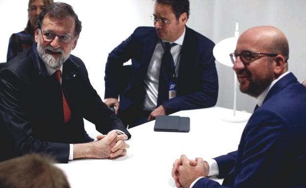 Rajoy se ve con el primer ministro belga antes de que Puigdemont comparezca