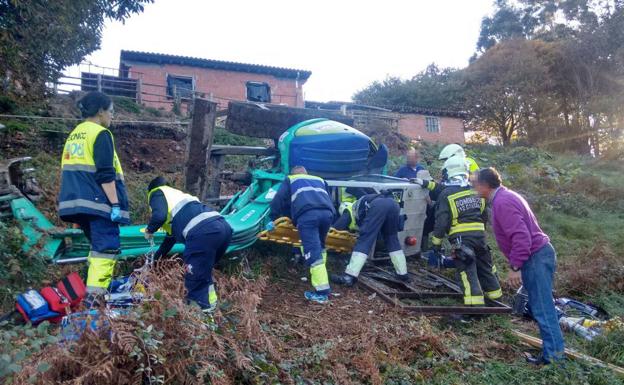 Atrapado un hombre bajo una excavadora en Udías