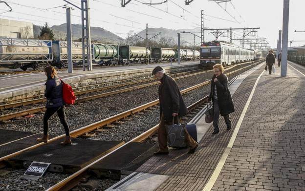 Fomento señalizará los 30 pasos entre andenes que hay en Cantabria