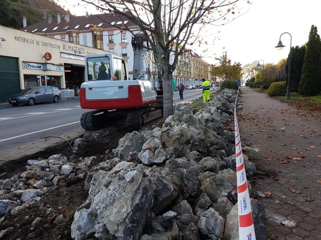 El muro de la entrada de Unquera se cambiará por 30 aparcamientos