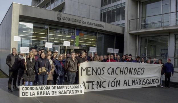 Los mariscadores piden a Oria «el dinero que nos prometió»