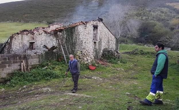 La Guardia Civil investiga las causas del incendio que mató a 23 vacas en Bielva