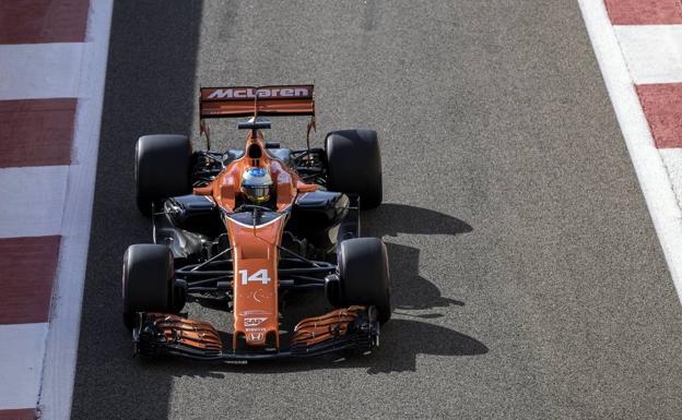 Alonso sufre un accidente, pero acaba satisfecho la primera jornada de test