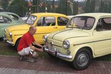 Coches clásicos y gastronetas en la fiesta del parque de San Roque de Argoños
