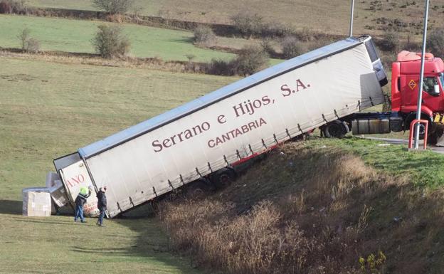 Un camión cae por un terraplén en la gasolinera de Fombellida