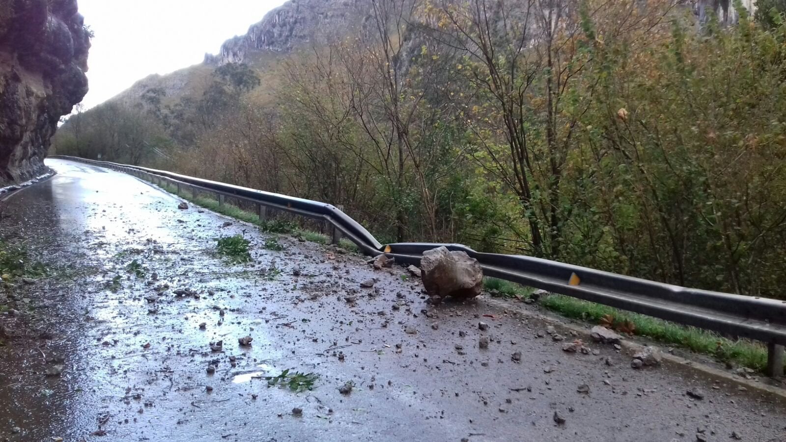 Un desprendimiento de rocas corta la carretera en Mirones y Rubalcaba