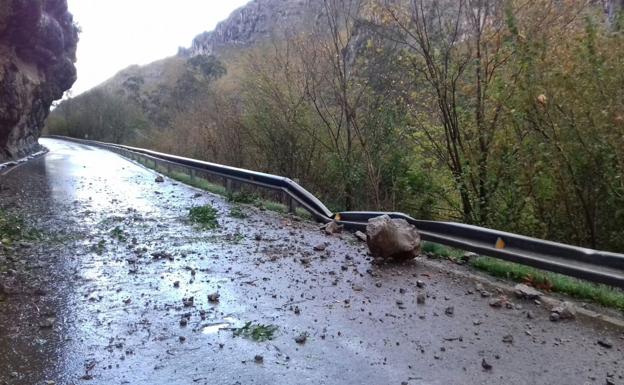 Un desprendimiento de tierra y rocas corta la carretera en Mirones y Rubalcaba