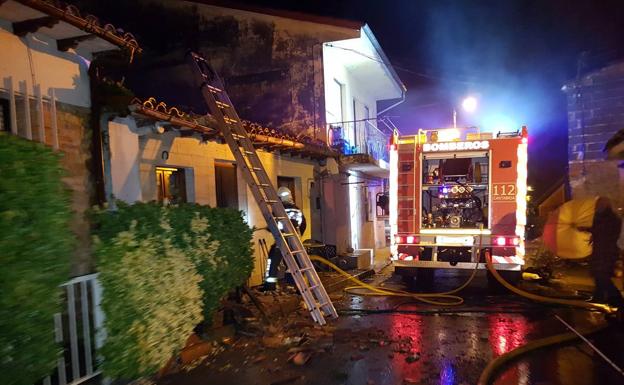 Una casa de El Tejo queda en estado de siniestro total tras un aparatoso incendio