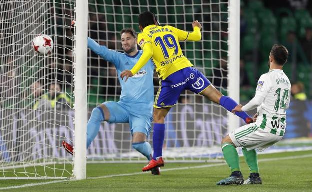 El Cádiz tumba al Betis en una borrachera de goles