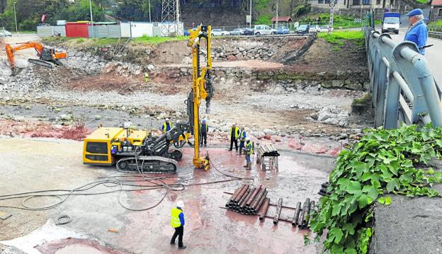 La Confederación paraliza la obra del nuevo puente en Los Corrales