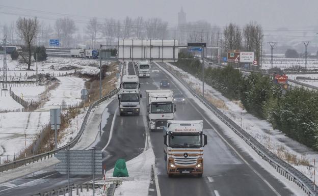 Tráfico vuelve a cortar el paso de camiones en la A-67 entre Arenas y Mataporquera