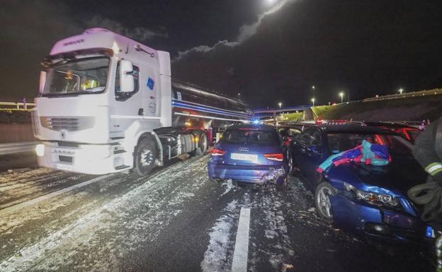 Abierta la A-8 tras el choque entre trece vehículos que obligó a cortarla en Sarón