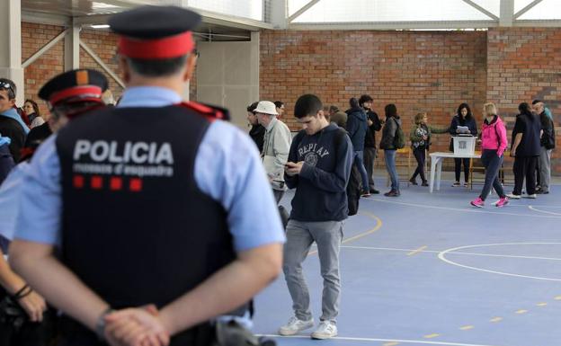 Un juzgado imputa desobediencia a cinco mossos por el 1-0