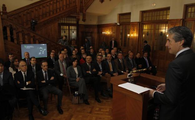 Fomento invertirá 530 millones en mejorar los trenes de cercanías de Cantabria