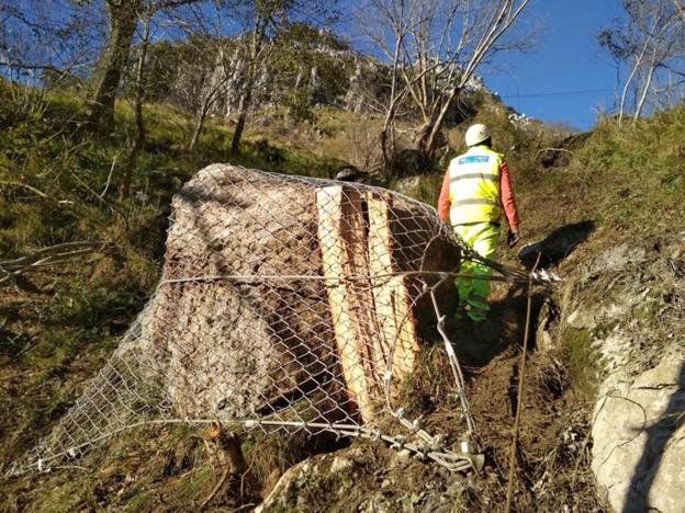 «Tenemos miedo en Mirones. Es un peligro. Tarde o temprano el resto de rocas caerá»