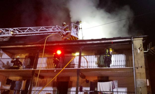 Un incendio destruye una casa en Vega de Pas