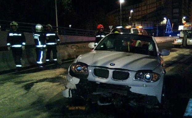 Vuelca un coche tras saltar la mediana en el túnel de La Marga