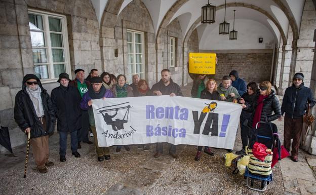 El grupo de Renta Social Básica, Andarivel, denuncia ante el Parlamento la gestión de los recursos