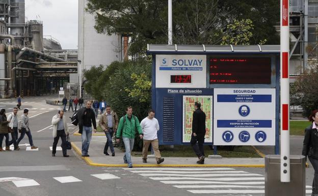 La negociación para reducir la plantilla de Solvay se prolongará hasta final de año