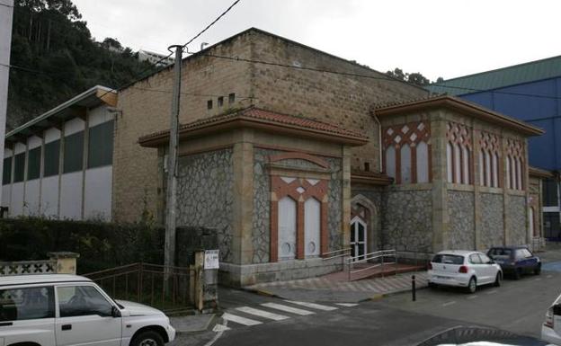 El arquitecto insiste en que reformar la piscina de Laredo «no es la mejor opción»
