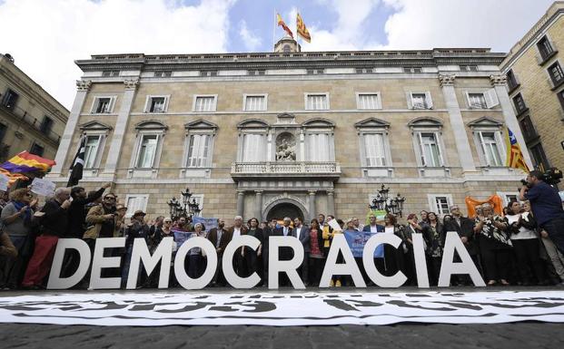 Los Mossos acuden a los edificios públicos para retirar los lazos amarillos